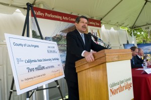 Zev Yaroslavsky in 2007, when he presented a  check to CSUN to support the building of the Valley Performing Arts Center. Photo by Lee Choo.
