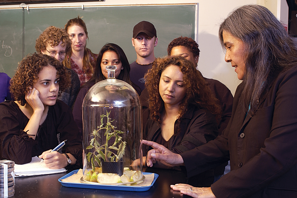 MariaElena Zavala in the lab with student.