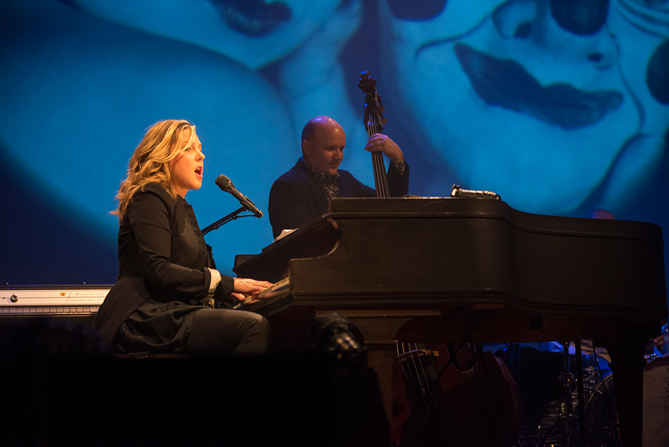 Diana Krall sings at the piano at the VPAC.