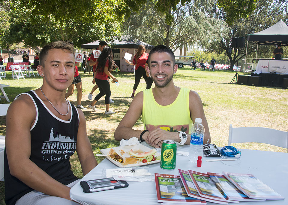 Students eating at President's Picnic.