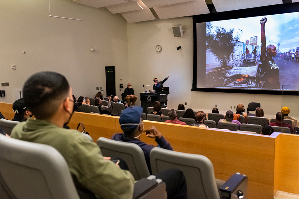 Chiu talks about his Pulitzer Prize-winning photo at Kurland Lecture Hall on Feb. 18. (Photo by DJ Hawkins)