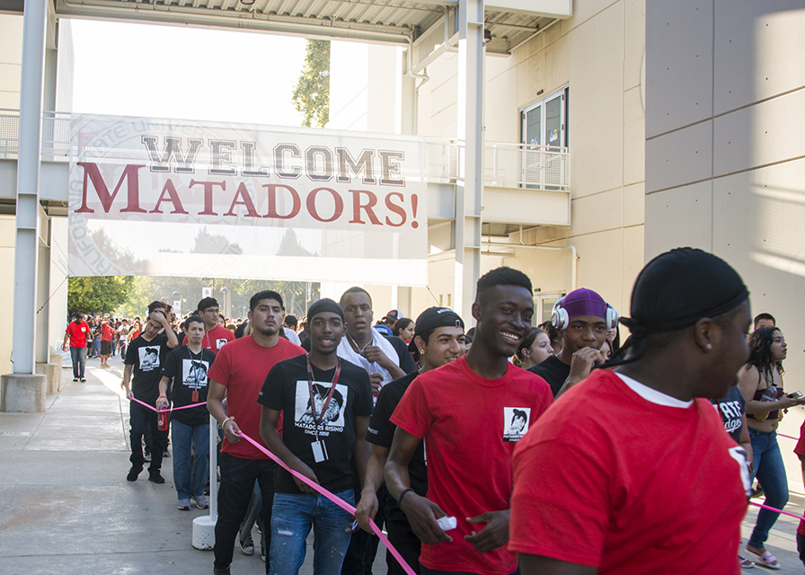 A throng of CSUN freshmen and transfer students line up to enter the New Student Convocation ceremony