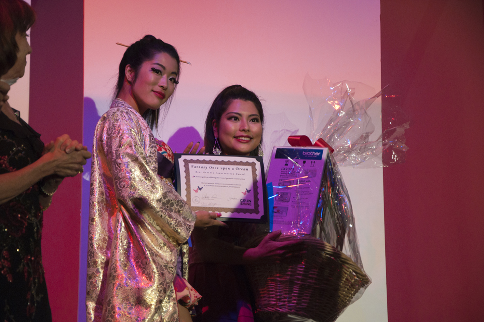 Competitor Rie Yoshida accepting the award for best pattern technique