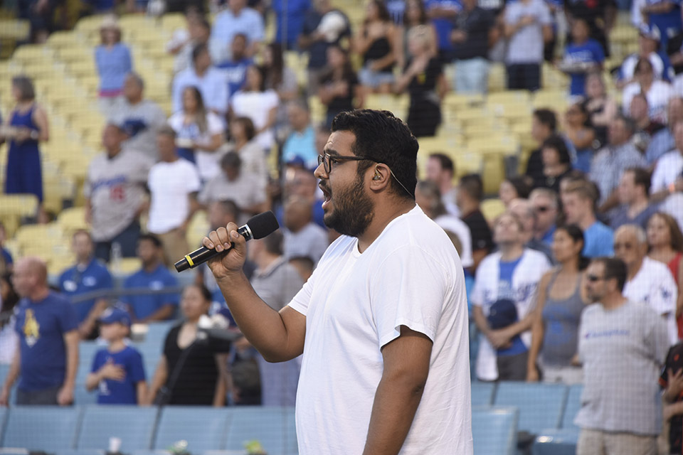 Fernando Ruiz sang the national anthem.
