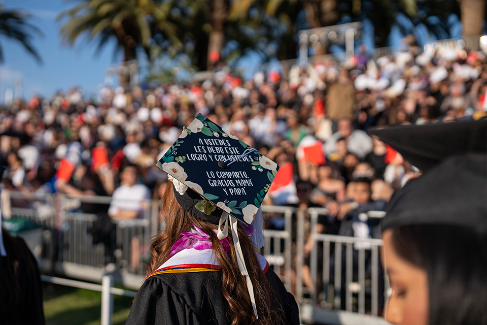 Hand lettered mortarboard has a message of gratitude for family.